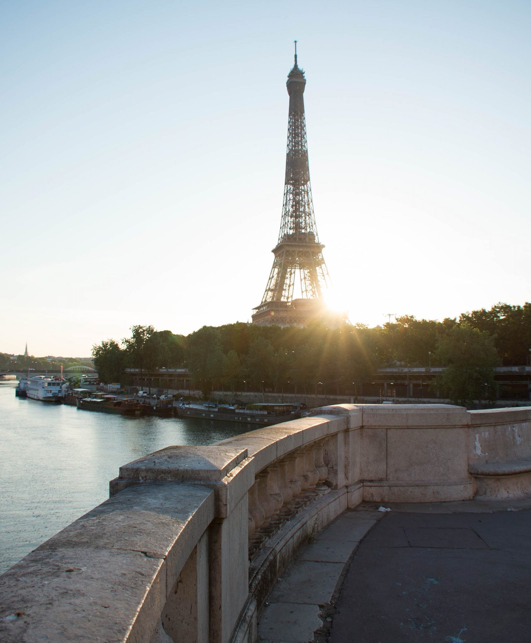 where to take a photo of the Eiffel Tower at Pont Bir Hakeim