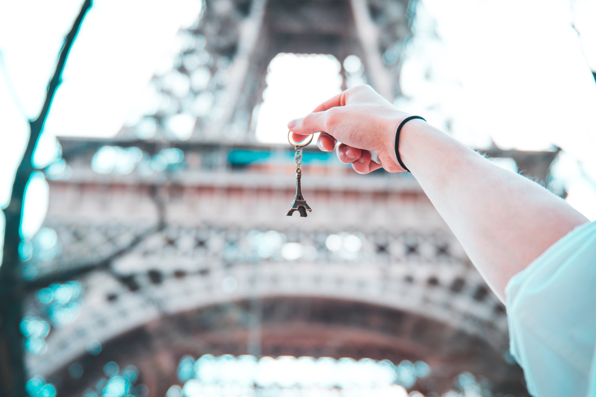 Eiffel Tower keychain souvenir for thrifty budget