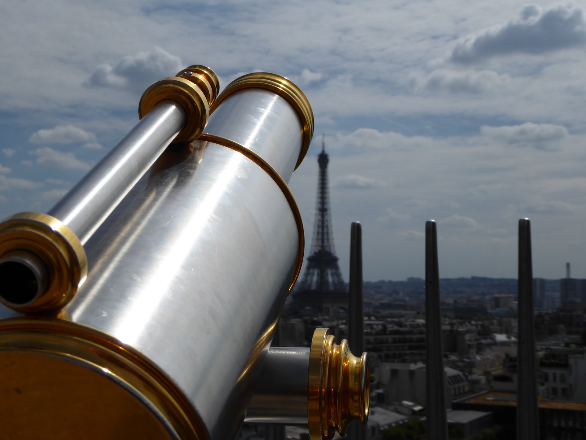 Viewfinder of the Arc de Triomphe pointed at the Eiffel Tower