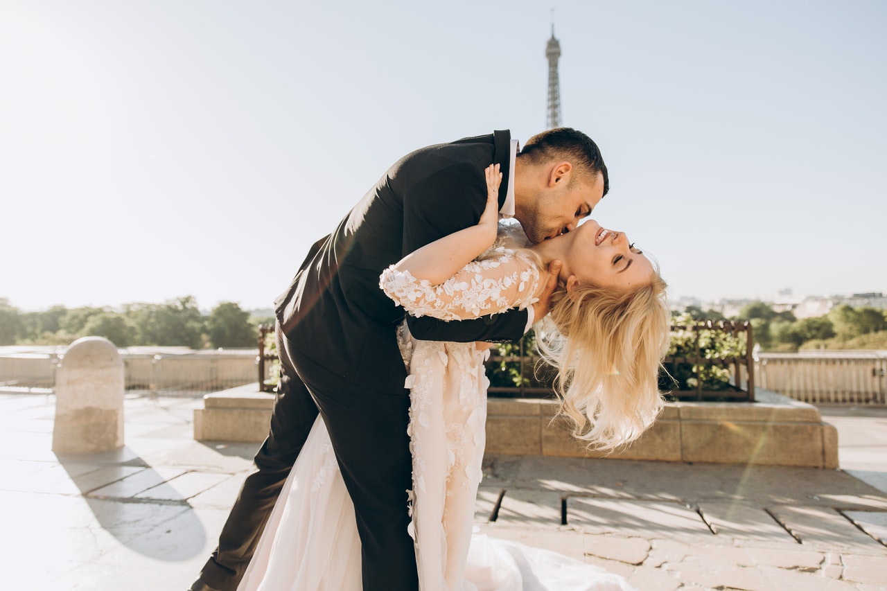 Couple kissing in front of the Eiffel Tower