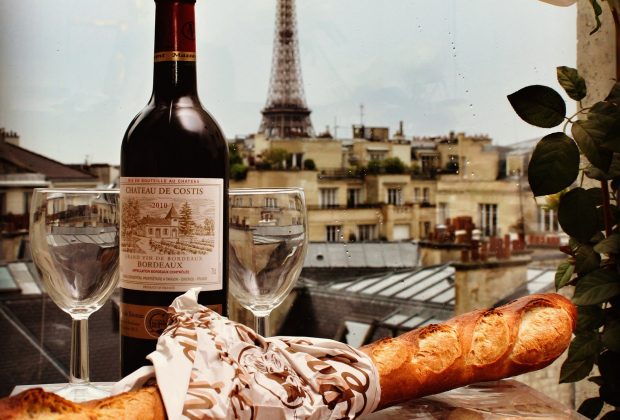 Romantic meal for couples with the Eiffel Tower in the background