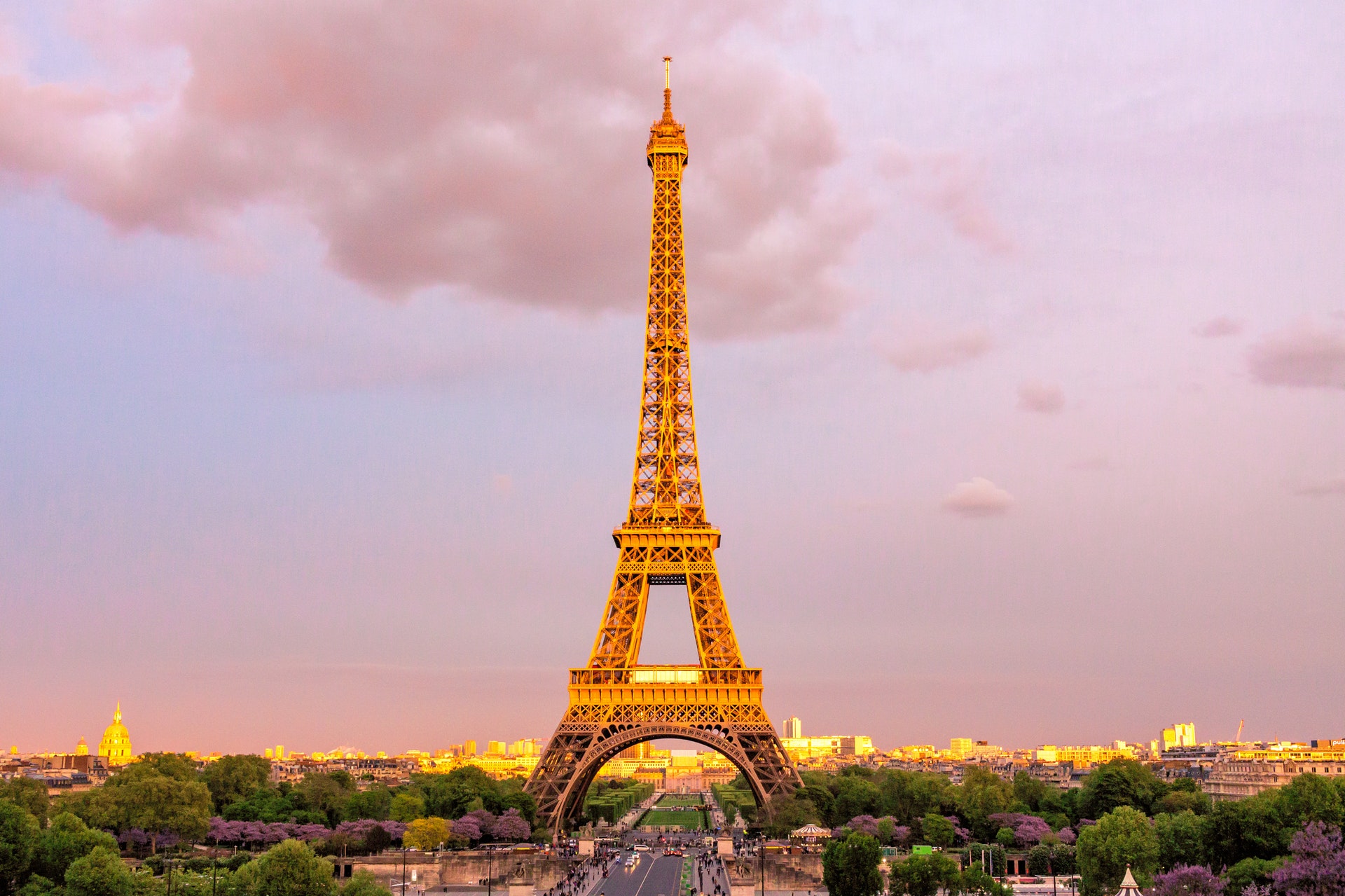 Everyday Romance at the Eiffel Tower