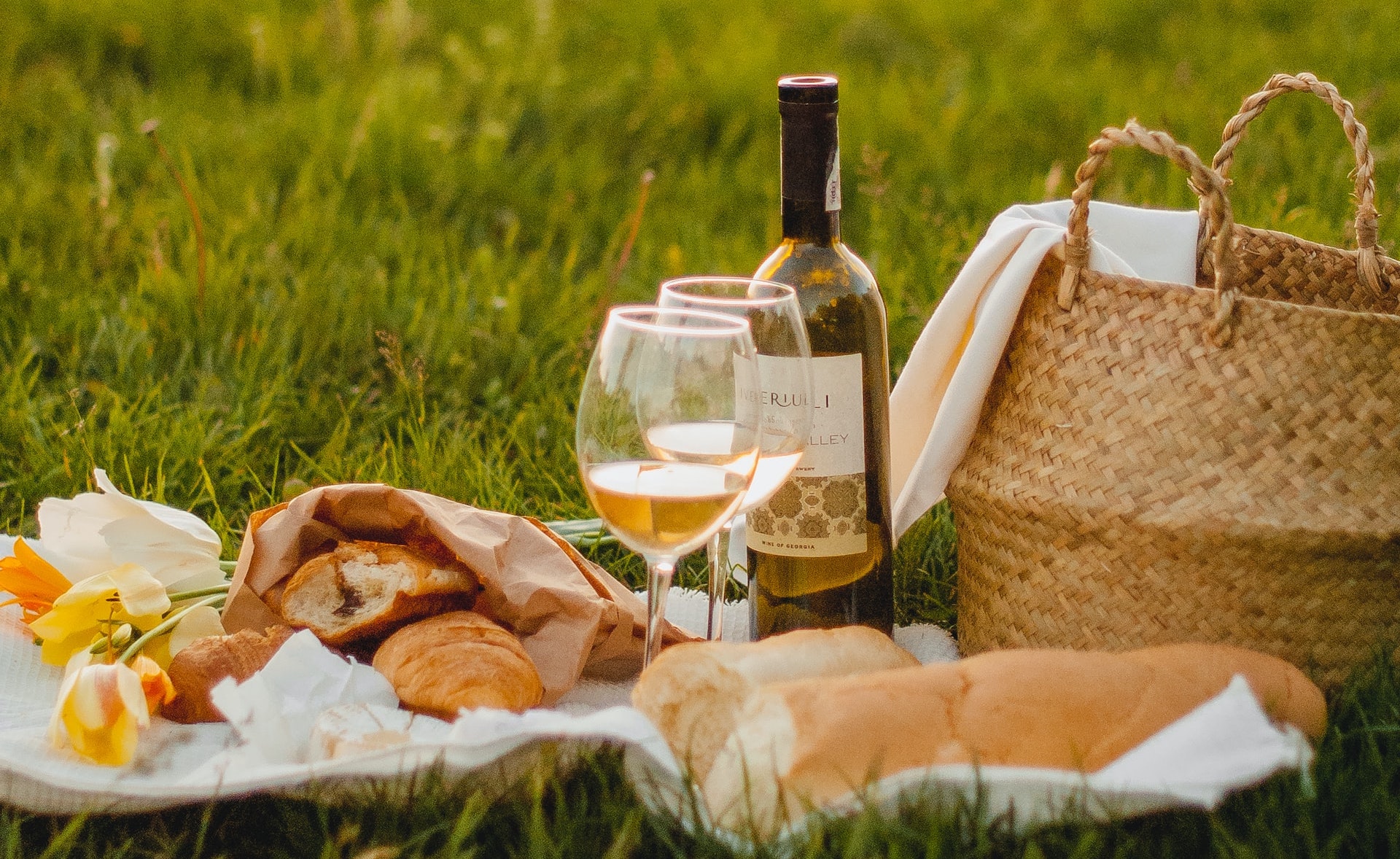 Perfect Eiffel Tower Picnic in Paris