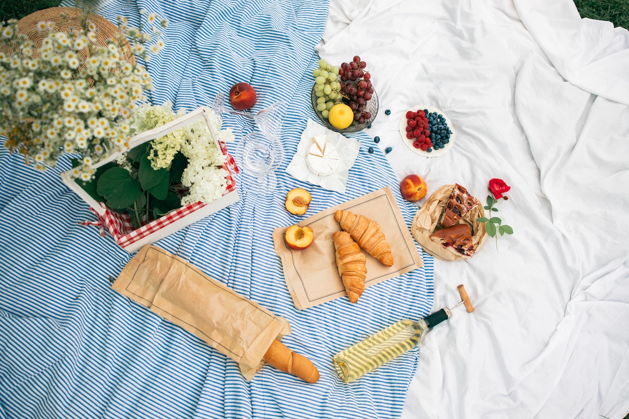 What else to bring for an Eiffel Tower picnic